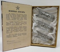 Набор водочных стопок «Рабочий и колхозница»